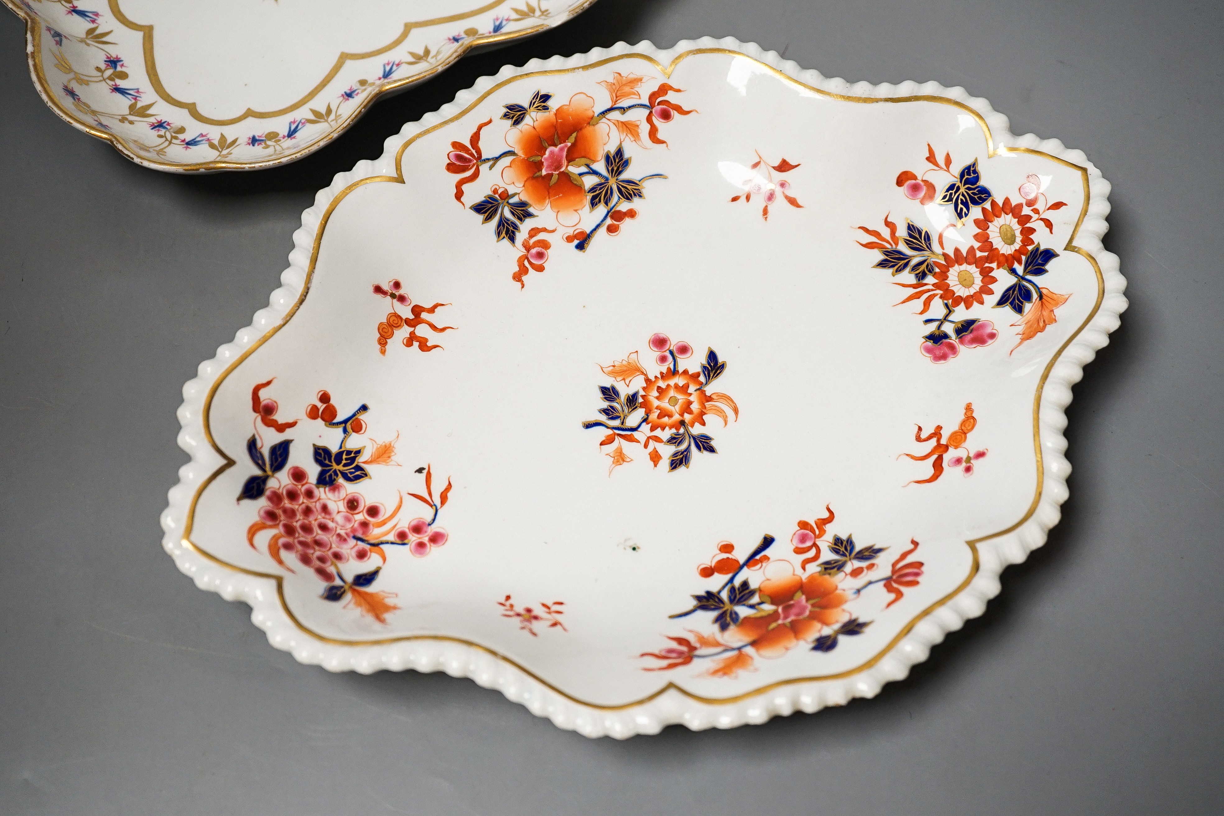 Two Worcester Flight Barr and Barr dishes, largest 30cm